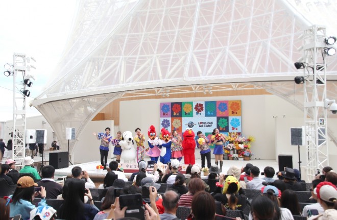 Elmo, Snoopy, and Woody Woodpecker perform at the “Thanks Love Month Special Stage in Osaka Healthcare Pavilion,” delighting visitors with dance and heartfelt gratitude at Expo 2025.
